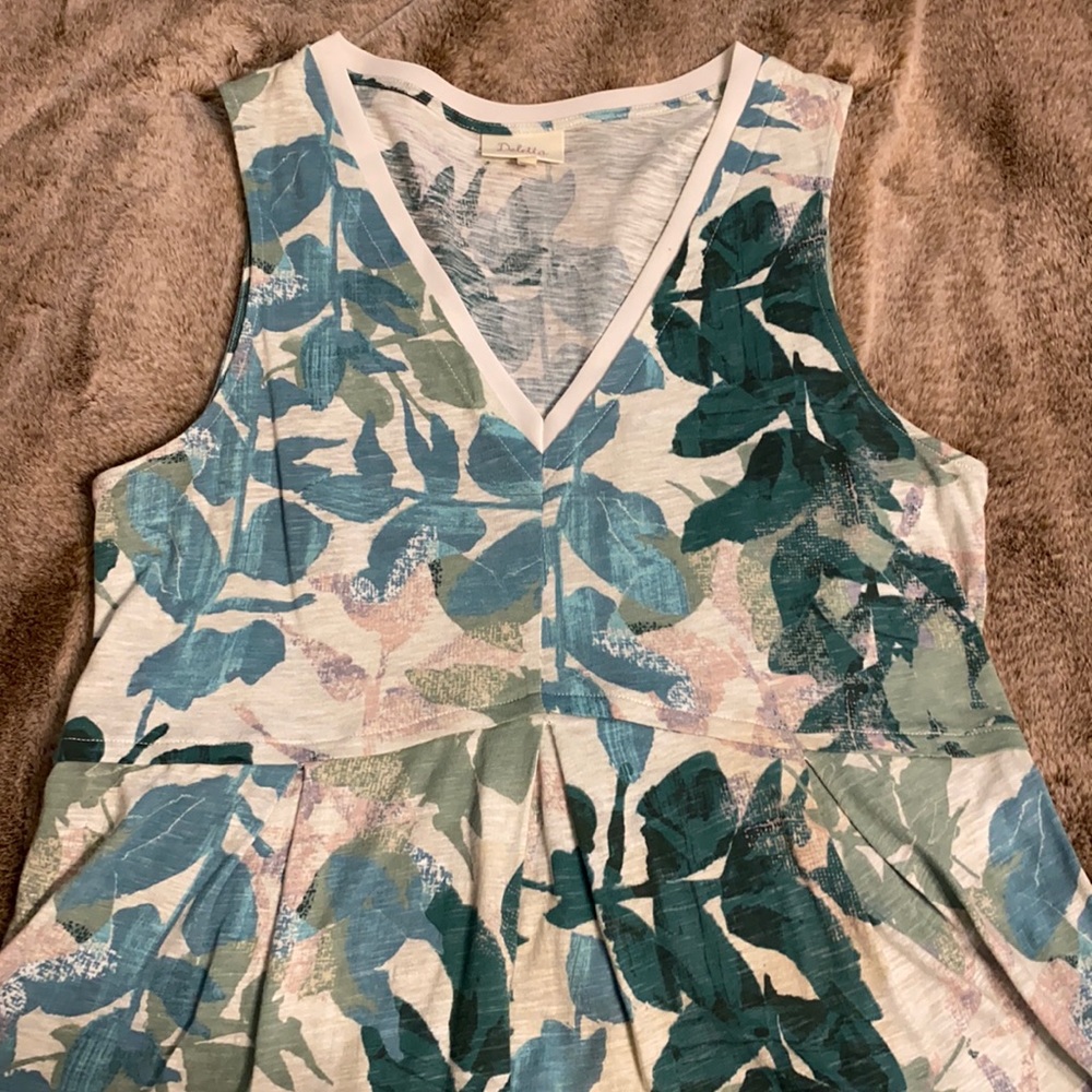 Beautiful floral Deletta top